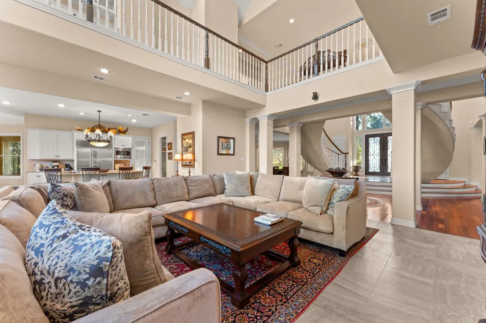 2819 Cliff Point Spicewood, TX 78669