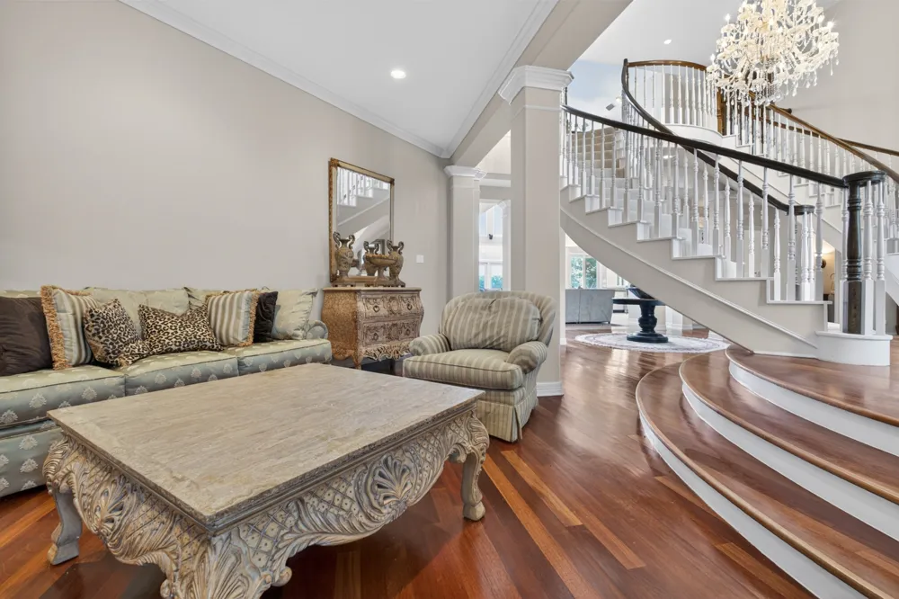2819 Cliff Point Spicewood, TX 78669