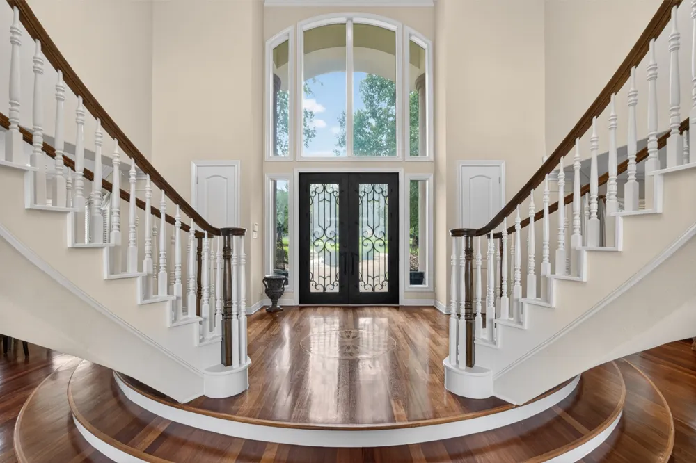 2819 Cliff Point Spicewood, TX 78669