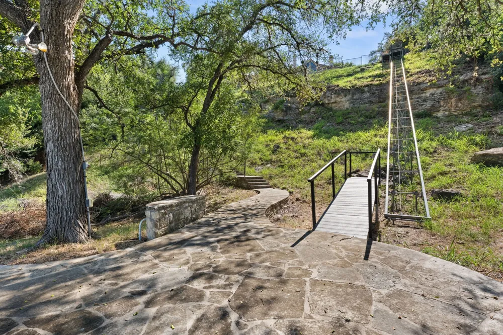 2819 Cliff Point Spicewood, TX 78669
