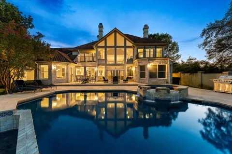 2819 Cliff Point