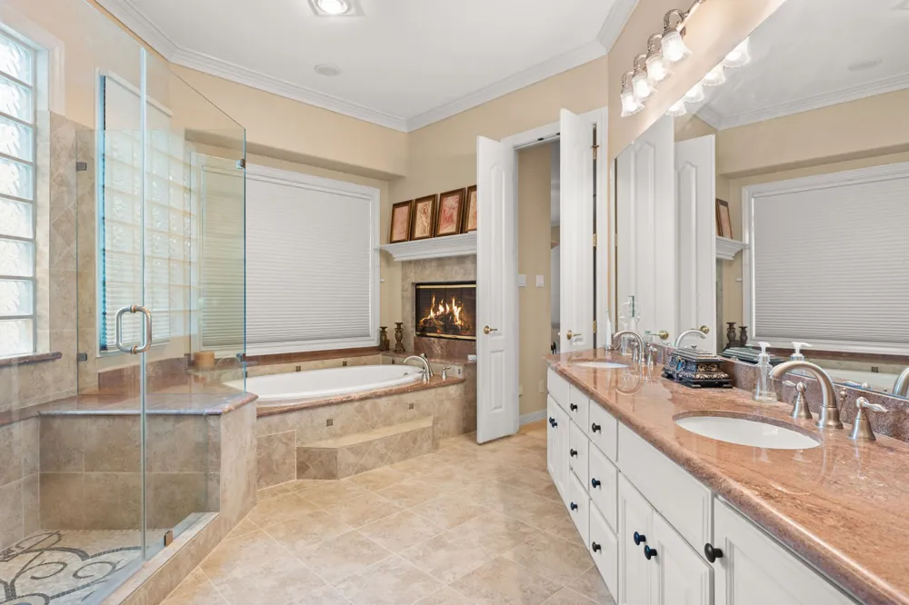 2819 Cliff Point Spicewood, TX 78669
