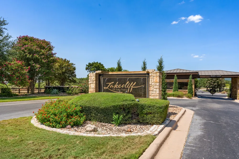 2819 Cliff Point Spicewood, TX 78669
