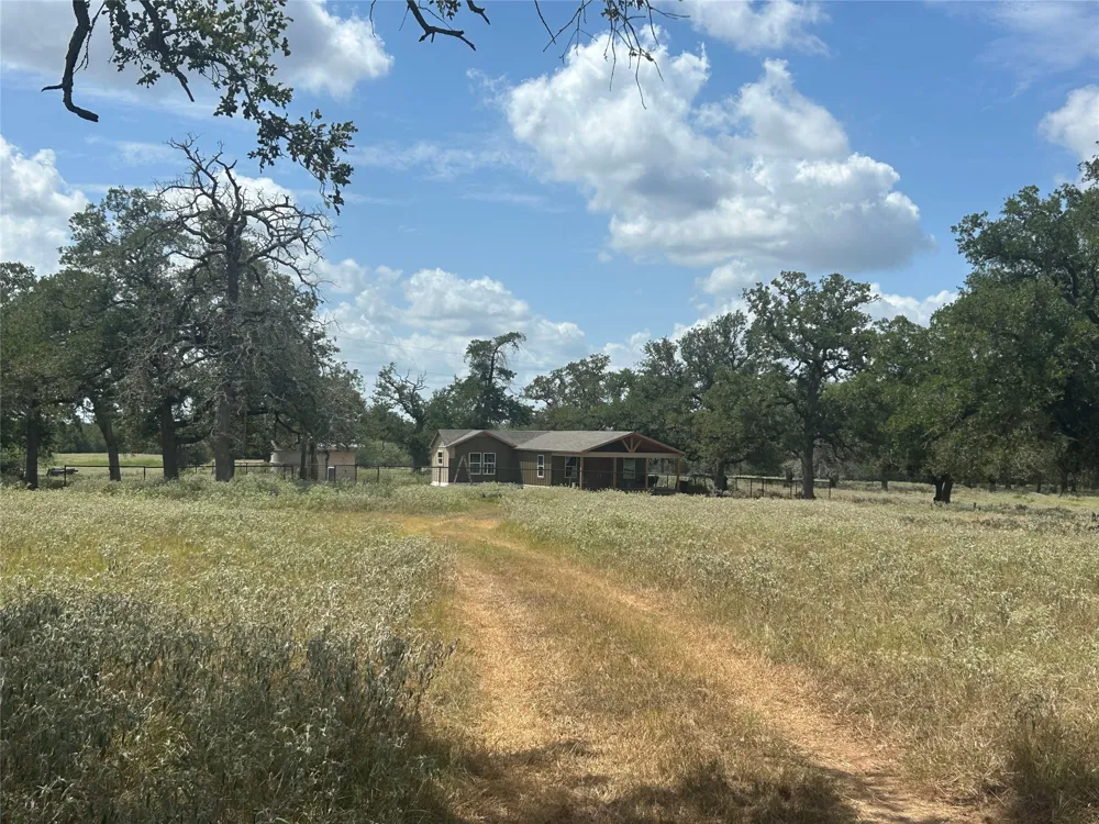 2238 Flash Circle Luling, TX 78648