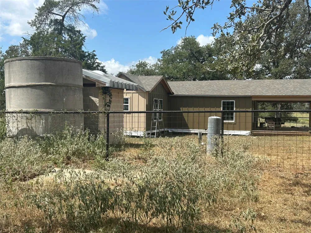 2238 Flash Circle Luling, TX 78648