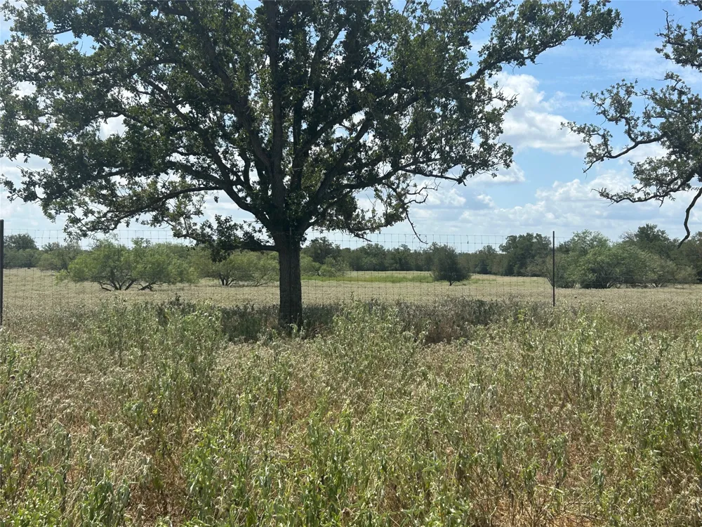 2238 Flash Circle Luling, TX 78648