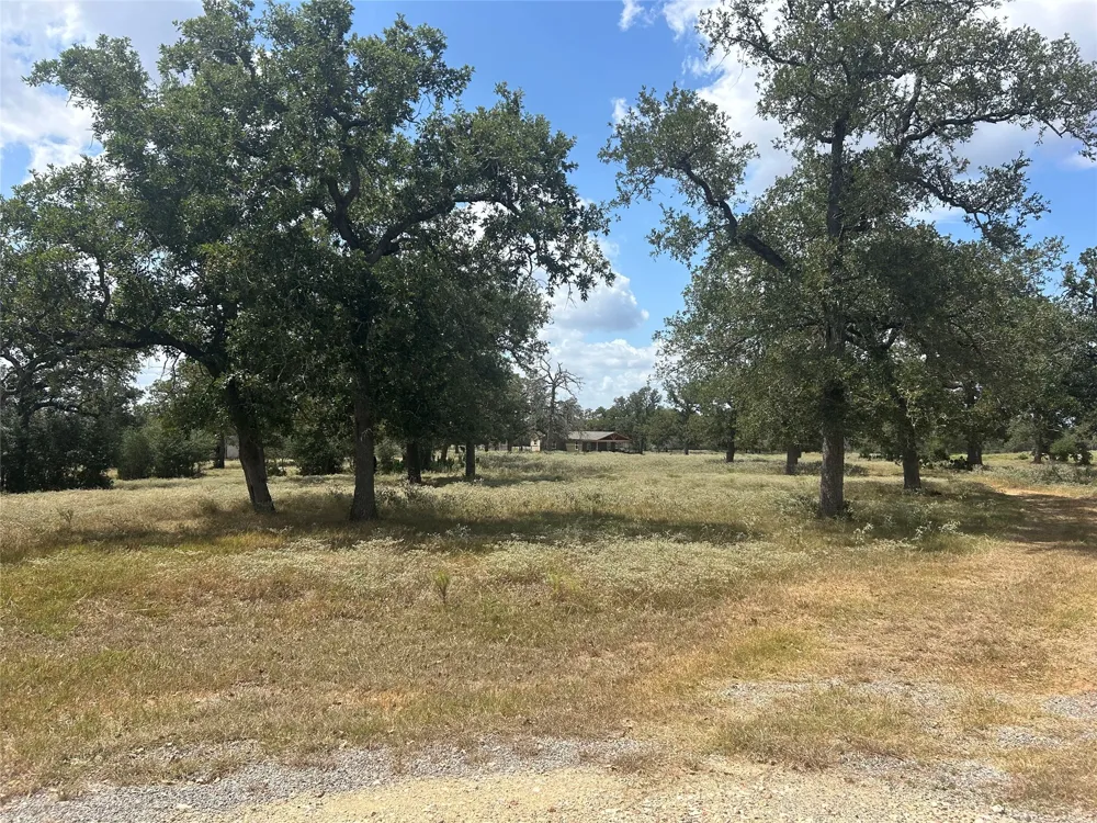 2238 Flash Circle Luling, TX 78648