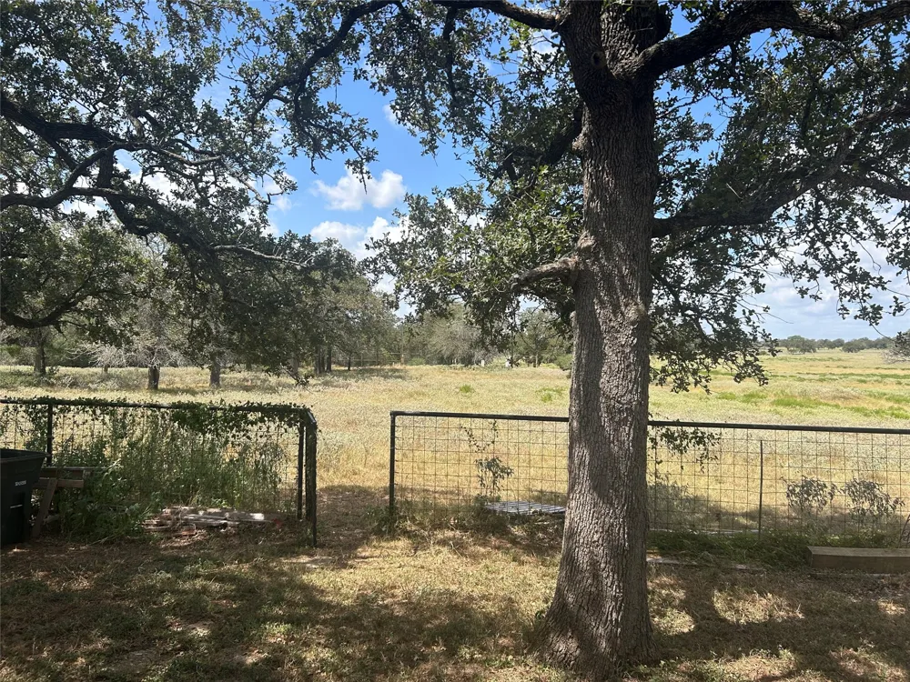 2238 Flash Circle Luling, TX 78648