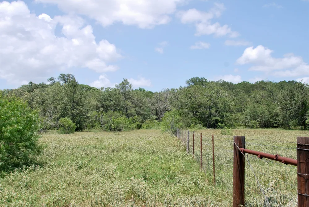 CR 420 Waelder, TX 78959