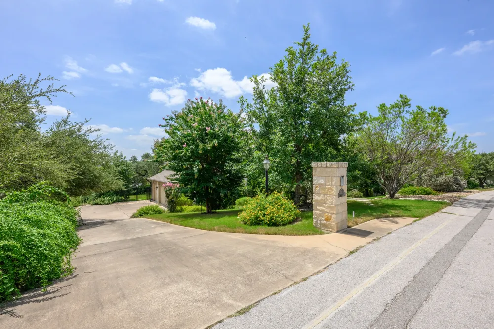 412 Eagle Lakeway, TX 78734