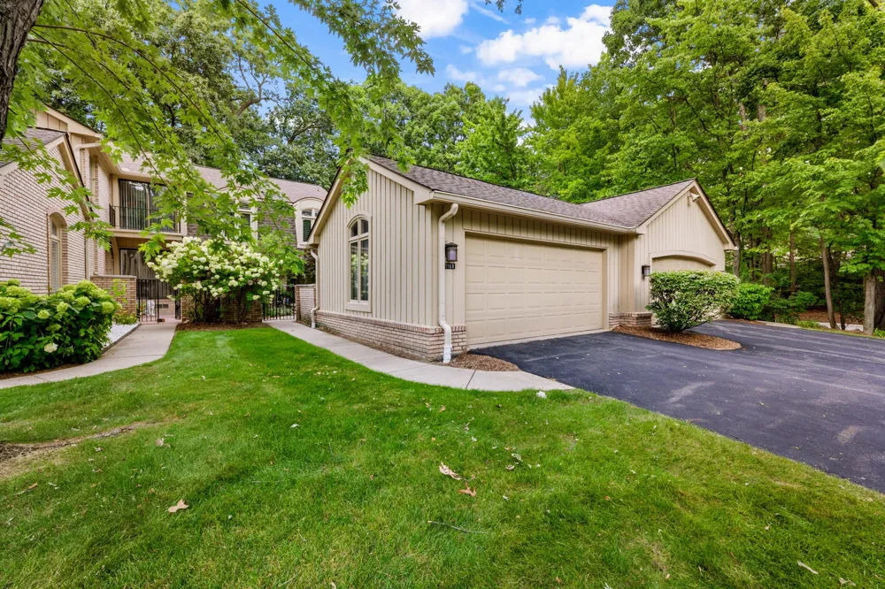 1189 Glenpointe Court Bloomfield Charter Township, MI 48304