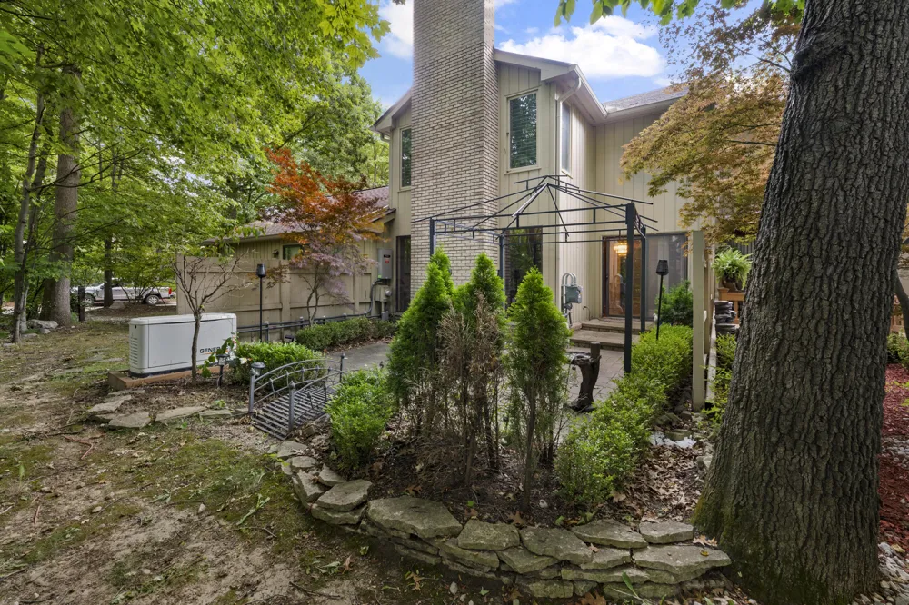 1189 Glenpointe Court Bloomfield Charter Township, MI 48304