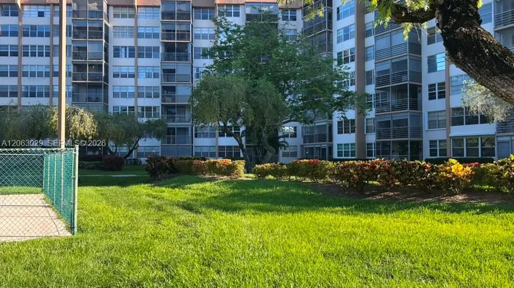 1300 Saint Charles Pl #202 Pembroke Pines, FL 33026