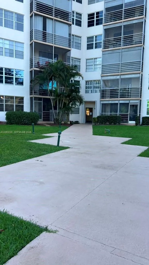 1300 Saint Charles Pl #202 Pembroke Pines, FL 33026