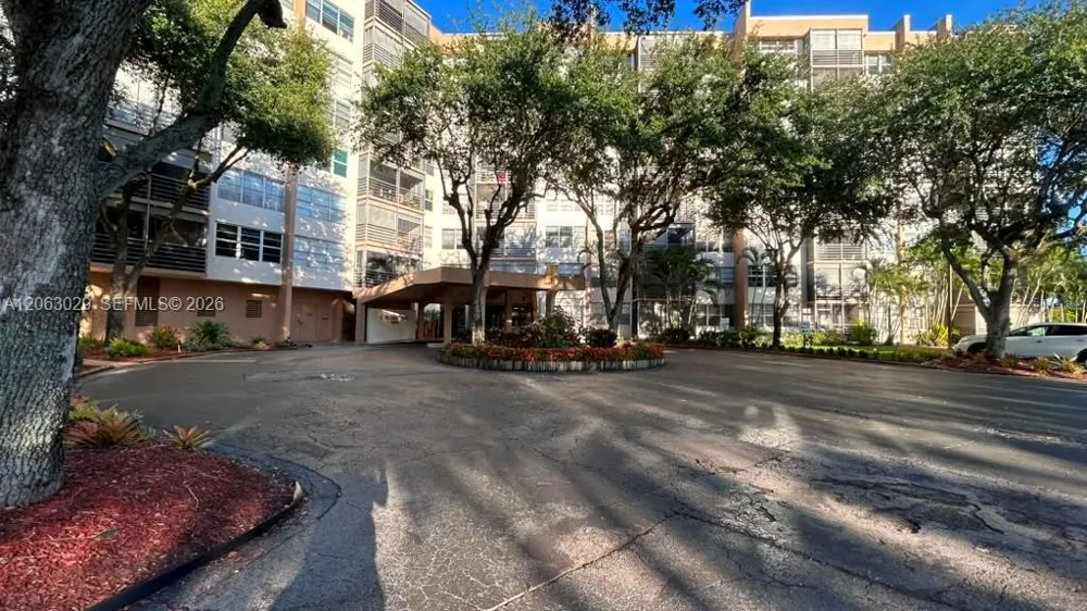 1300 Saint Charles Pl #202 Pembroke Pines, FL 33026