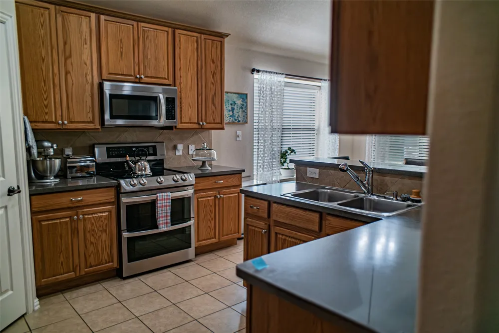 2521 Glenn Ranch Drive Burleson, TX 76028