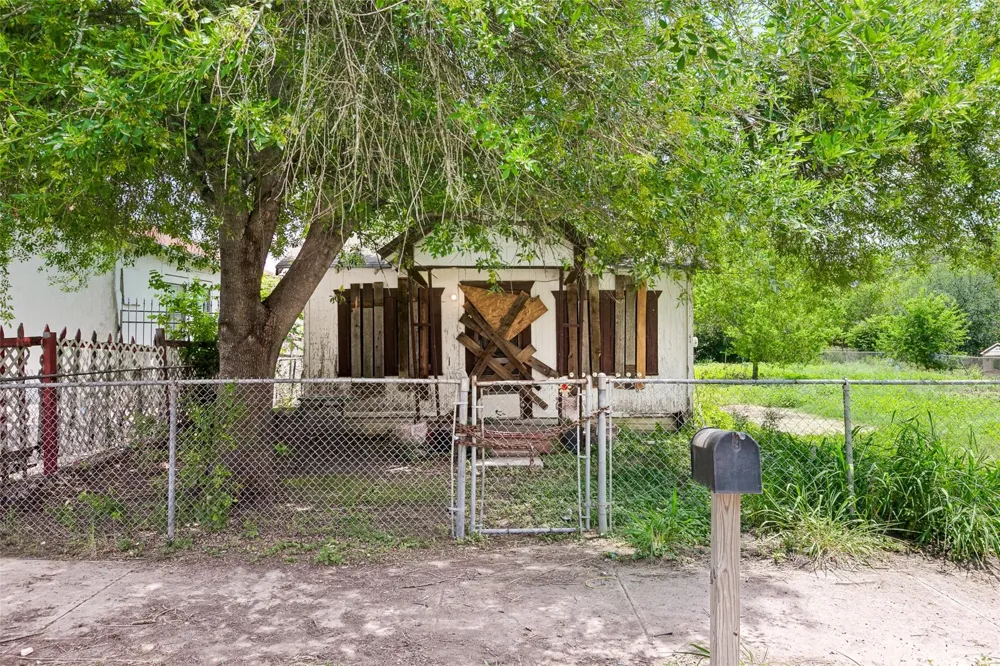 904 S San Joaquin Avenue San Antonio, TX 78237