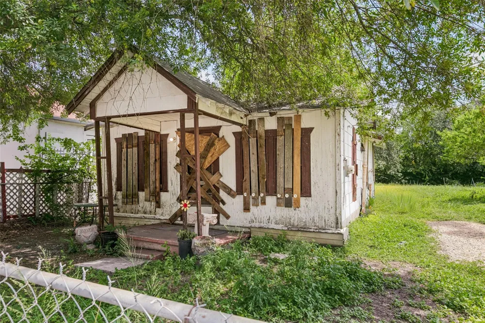 904 S San Joaquin Avenue San Antonio, TX 78237
