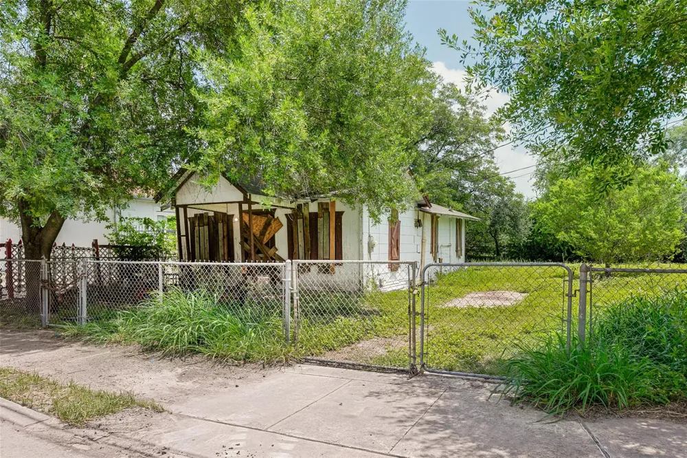904 S San Joaquin Avenue San Antonio, TX 78237