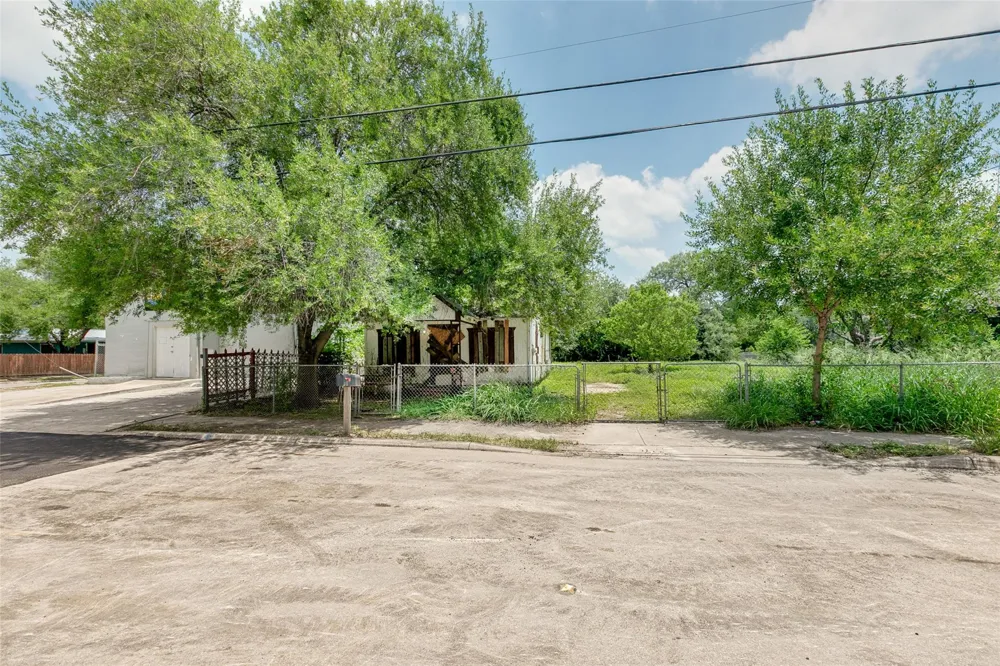 904 S San Joaquin Avenue San Antonio, TX 78237