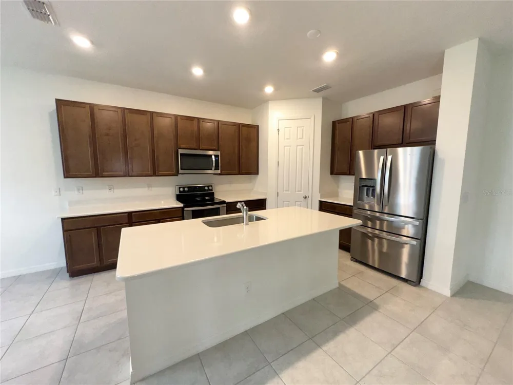 3551 74TH AVENUE CIRCLE E Sarasota, FL 34243