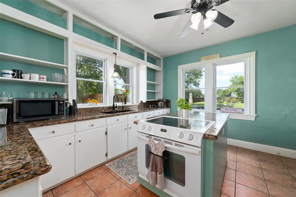 401 E Main Street Weimar, TX 78962