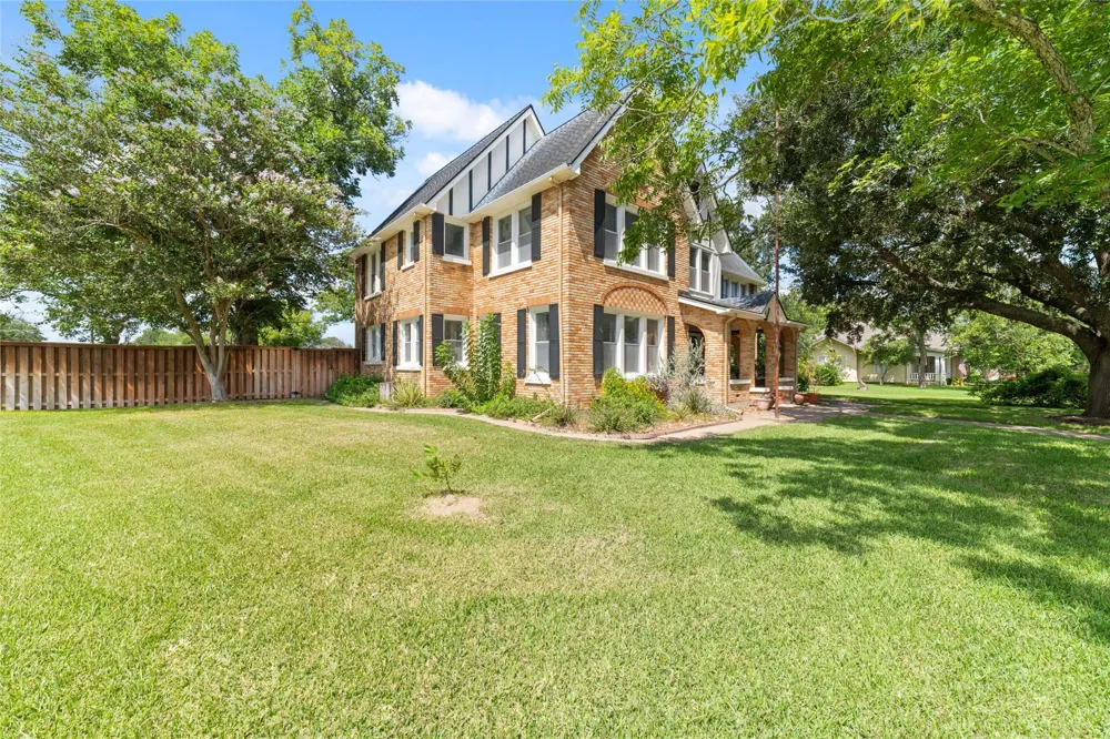 401 E Main Street Weimar, TX 78962