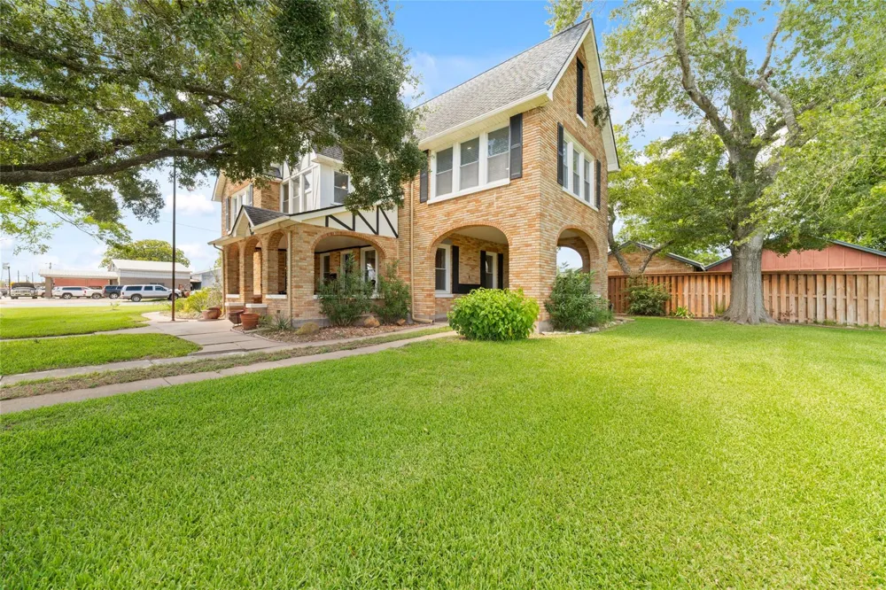 401 E Main Street Weimar, TX 78962