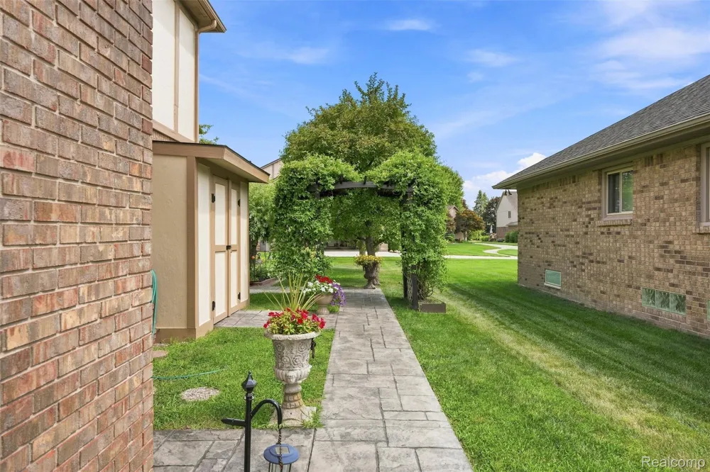 52844 Karon Drive Macomb Township, MI 48042