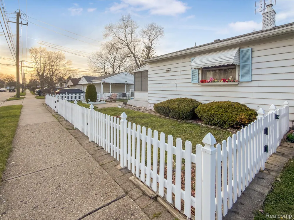 4710 Edgewood Street Dearborn Heights City, MI 48125