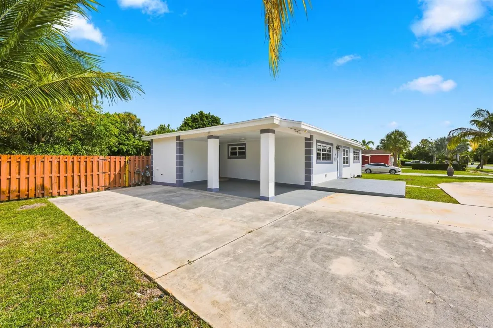 1100 7TH STREET Lake Park, FL 33403