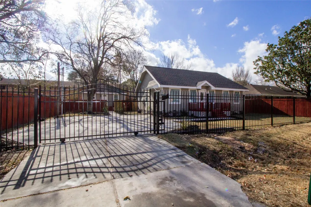 231 Betral Street Houston, TX 77022