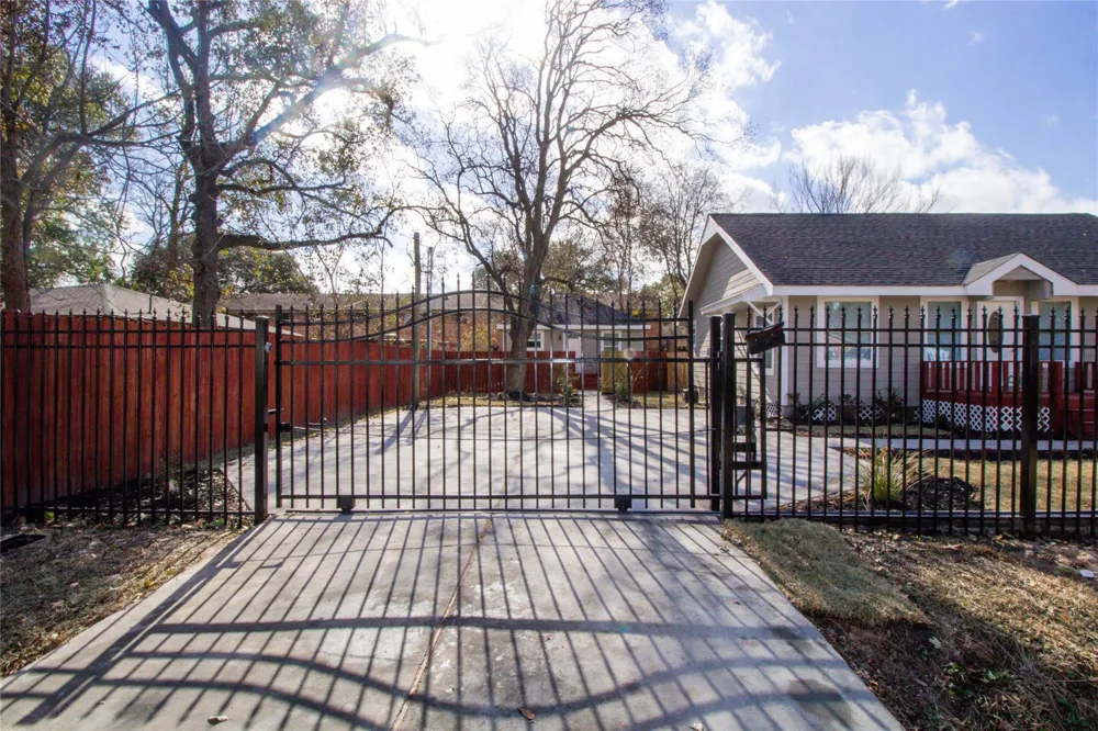 231 Betral Street Houston, TX 77022