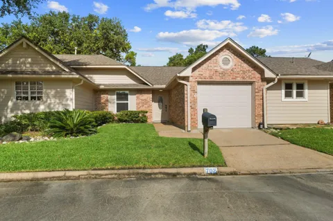 702 W Country Grove Circle