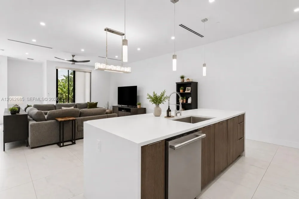 1054 Victoria Park Rd Fort Lauderdale, FL 33304