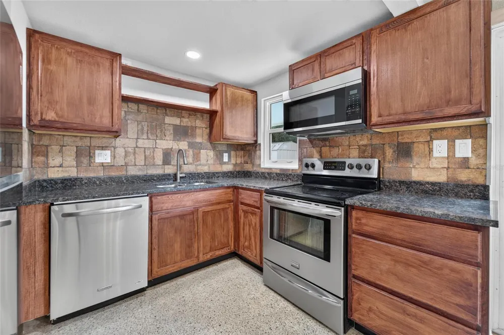 506 SHAMROCK ROAD Brandon, FL 33511