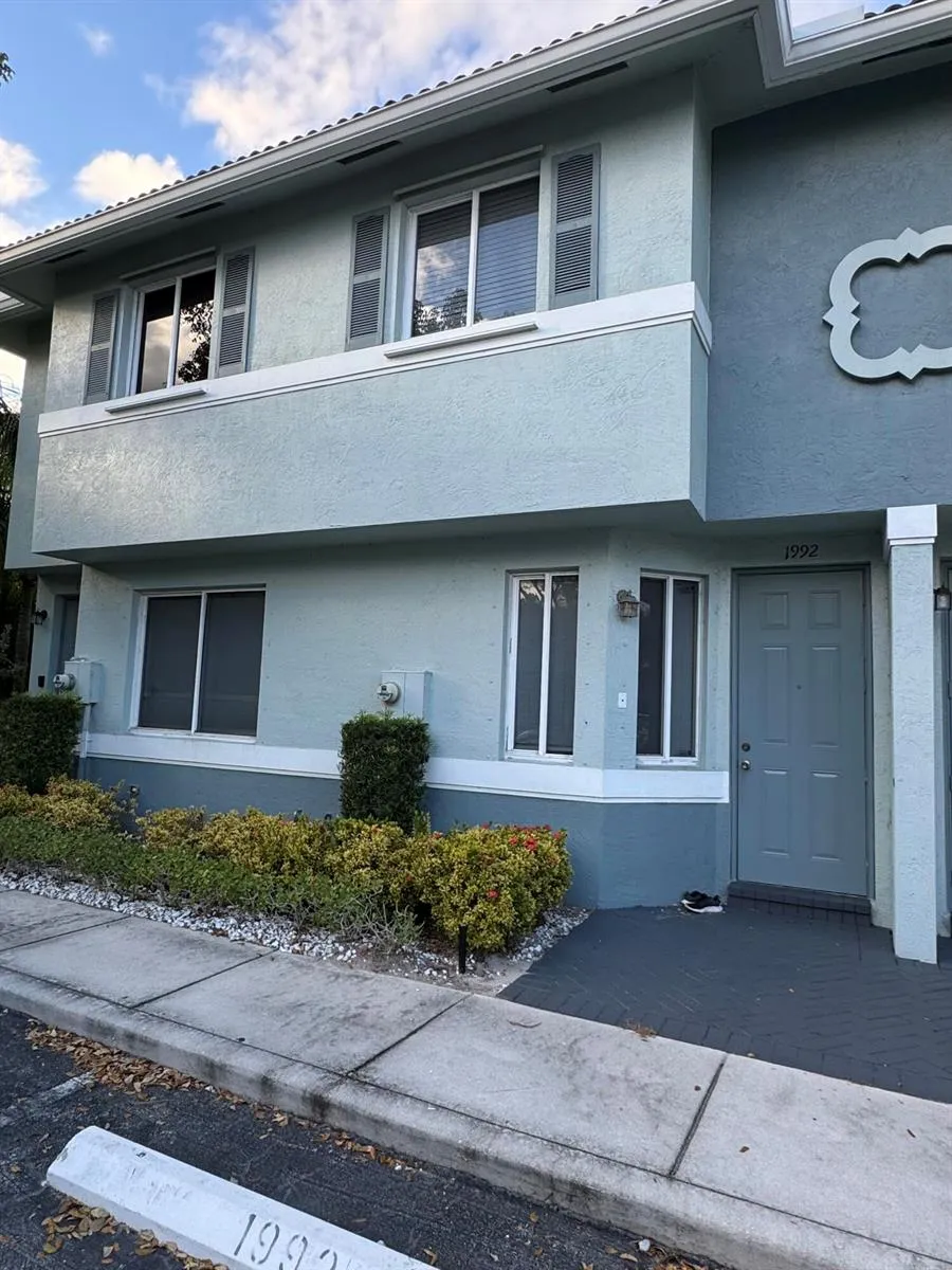 1992 ALAMANDA WAY Riviera Beach, FL 33404