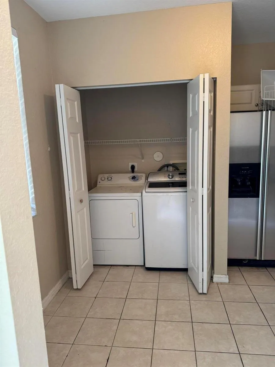 1992 ALAMANDA WAY Riviera Beach, FL 33404