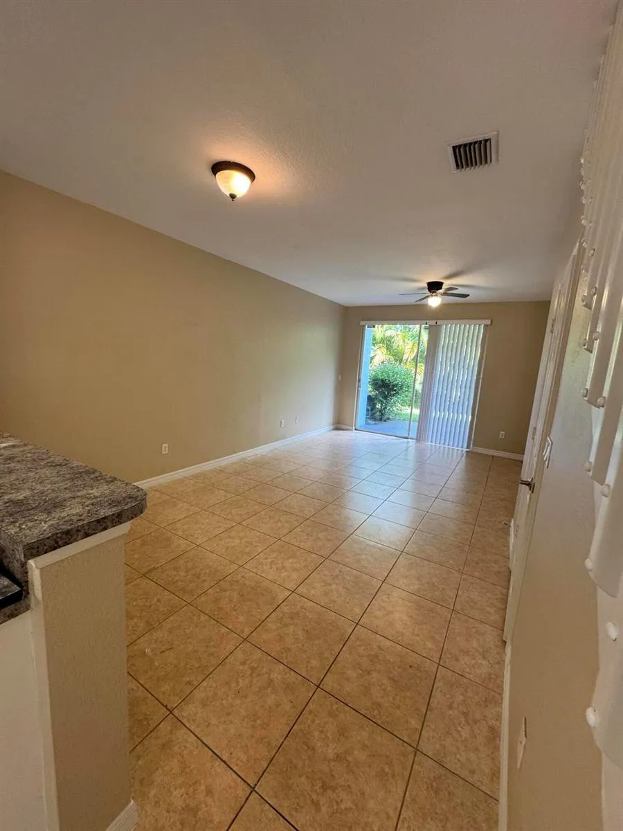 1992 ALAMANDA WAY Riviera Beach, FL 33404