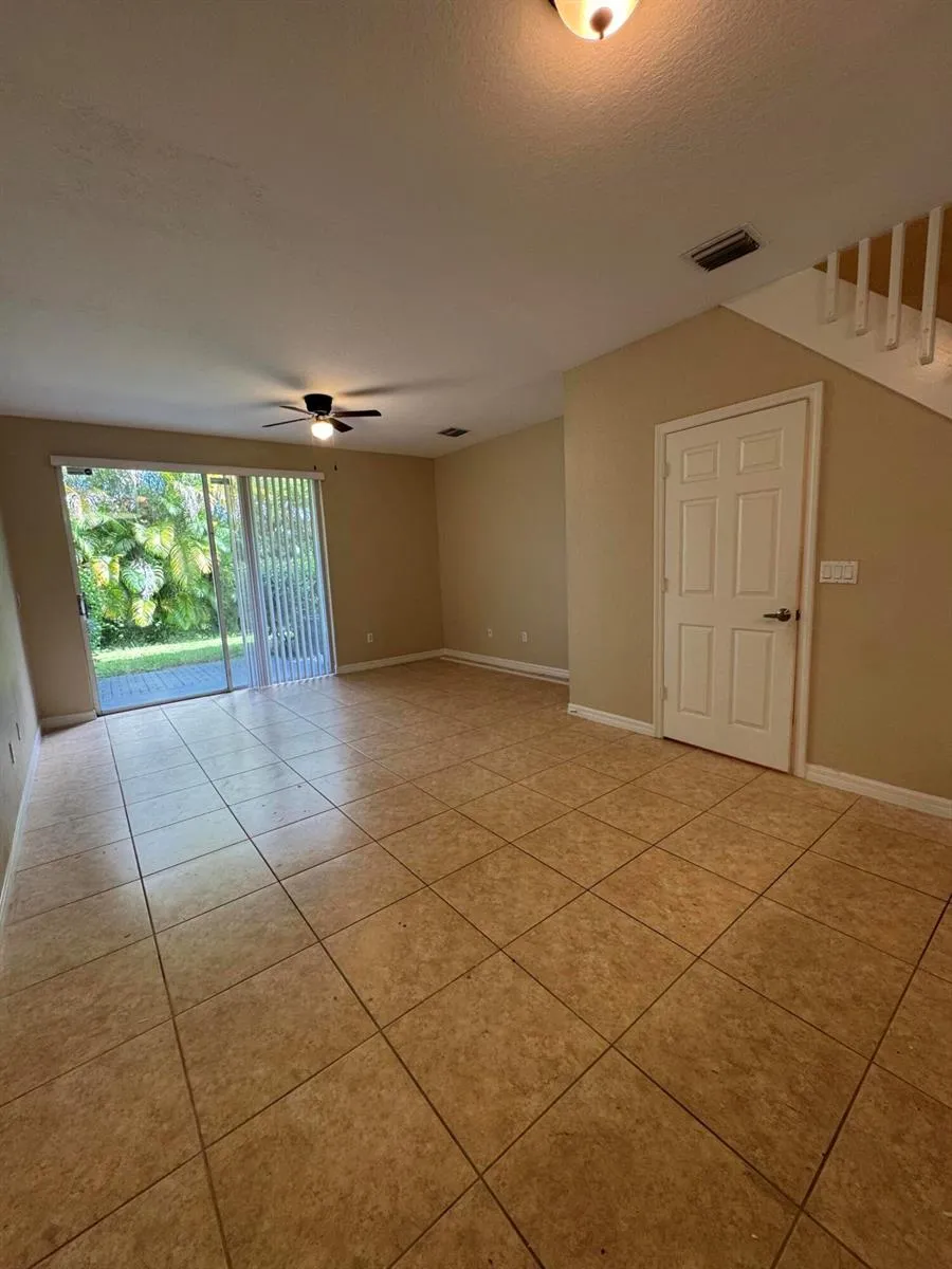 1992 ALAMANDA WAY Riviera Beach, FL 33404