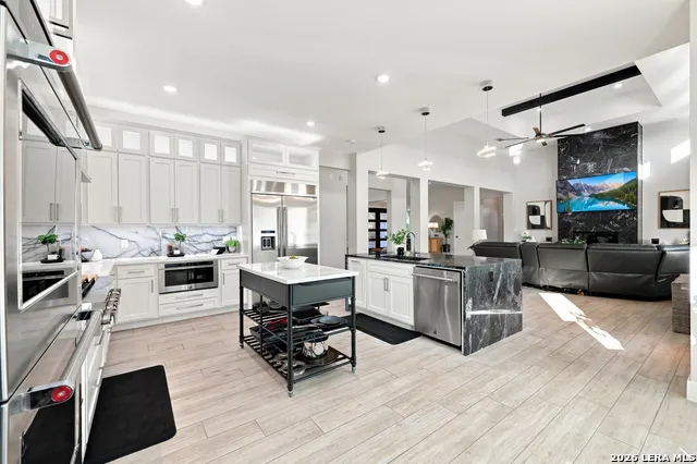1101 Montecito Bulverde, TX 78163