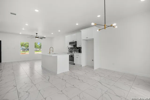 15242 Oak St Lytle, TX 78052