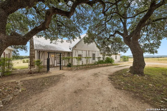 48 Holiday Rd Comfort, TX 78013