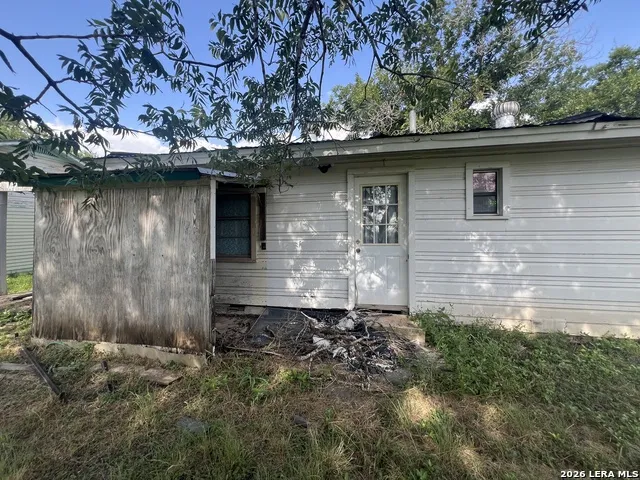 1008 Avenue T Hondo, TX 78861