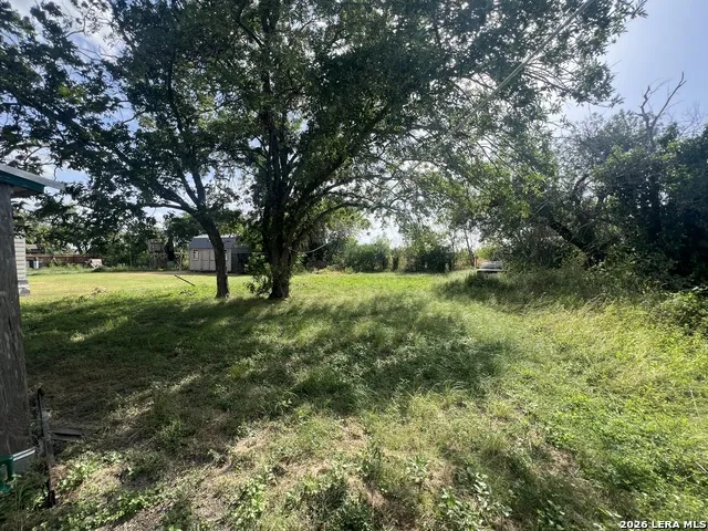 1008 Avenue T Hondo, TX 78861
