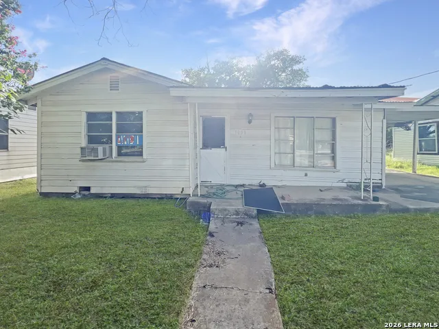 1008 Avenue T Hondo, TX 78861