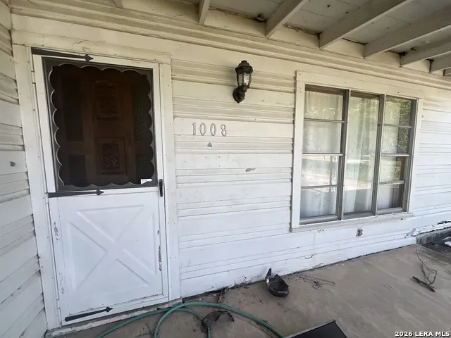 1008 Avenue T Hondo, TX 78861