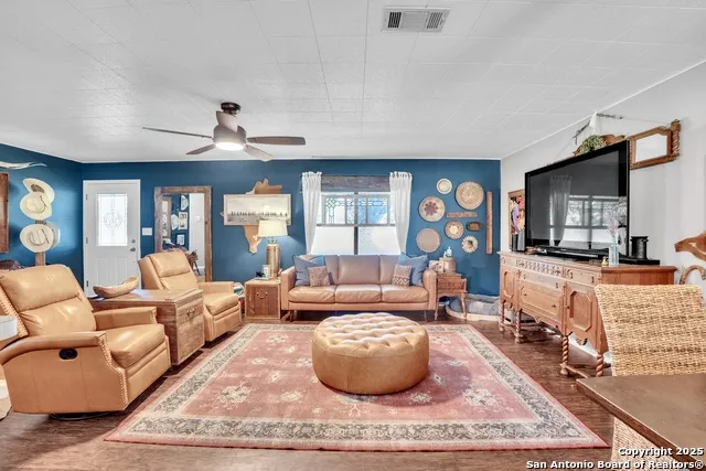 470 Rutledge Poteet, TX 78065