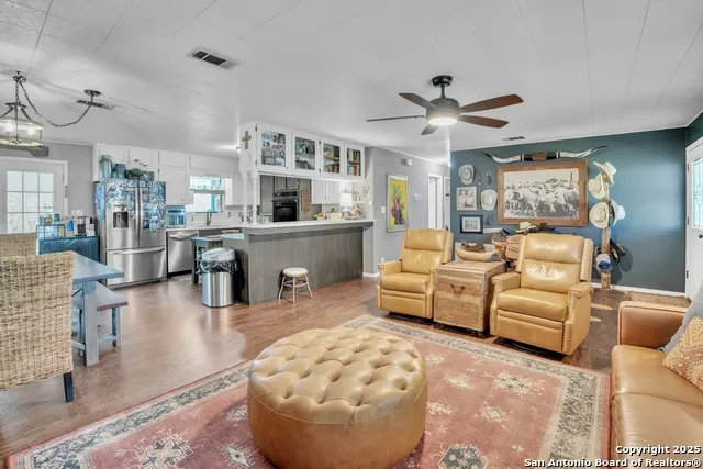 470 Rutledge Poteet, TX 78065
