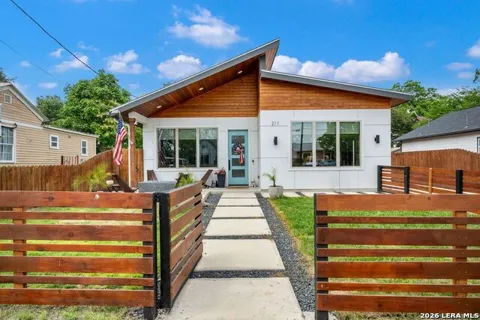 211 W LUBBOCK ST